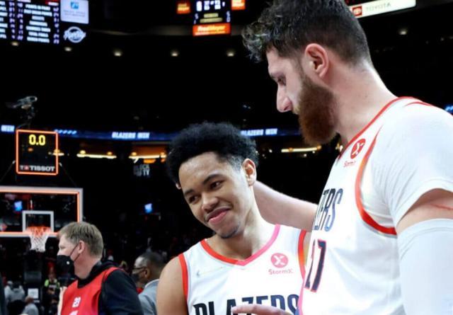 华体会中国-一夜蜕变！安芬尼·西蒙斯：砍生涯新高送别外公