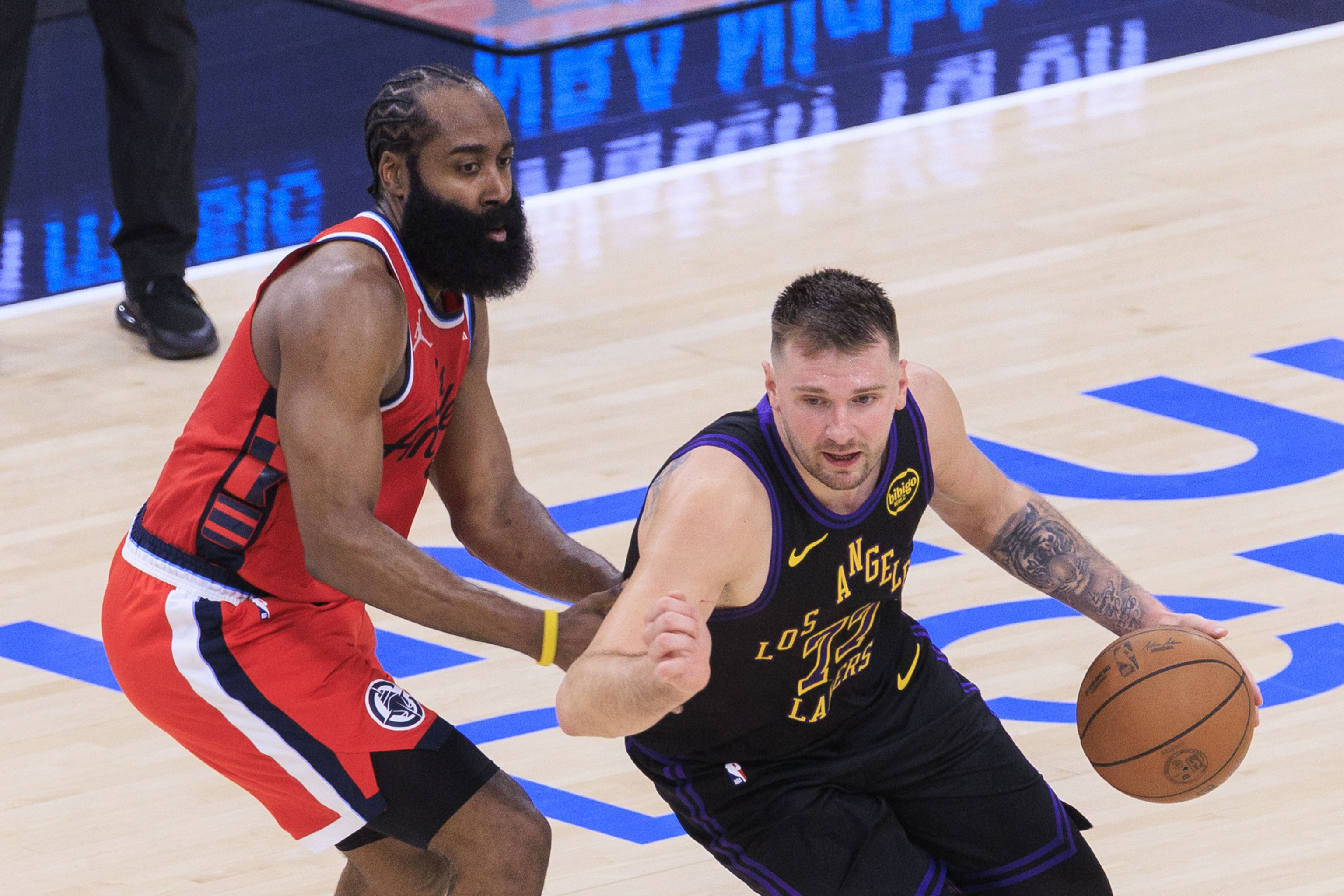 华体会中国-徐静雨:哈登尽显领袖能力 依旧压制东契奇 后者完全就是眼神防守